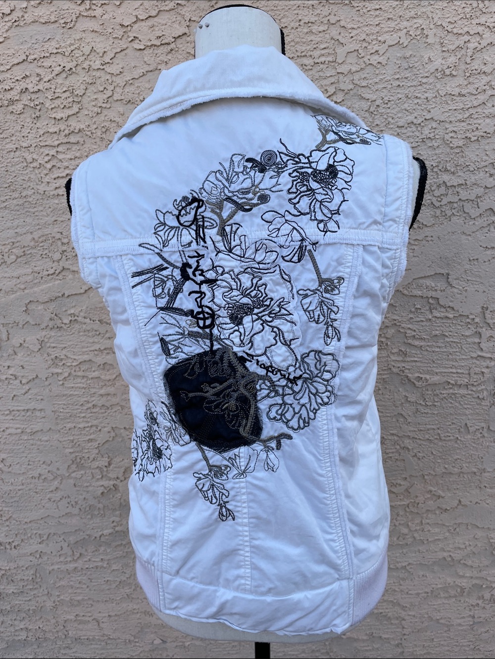 BKE buckle vest winter fall floral embroidery zip edgy artsy white medium